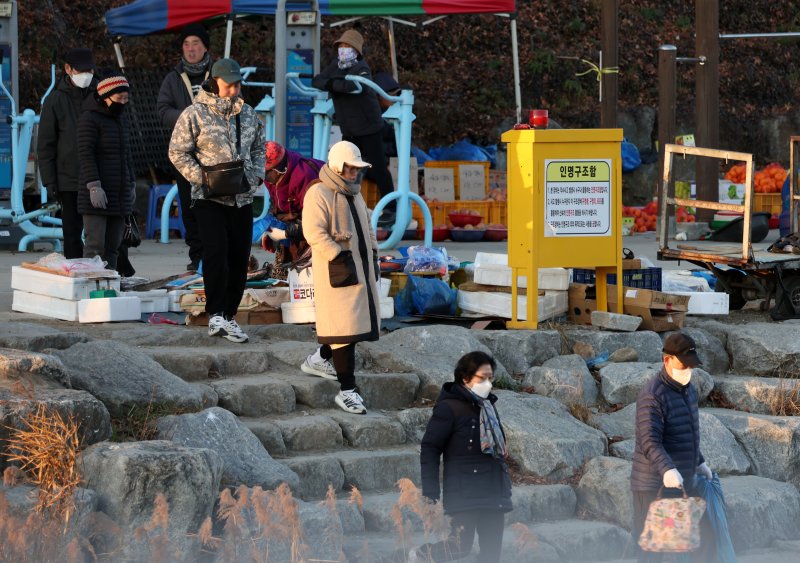 전국 대부분 지역이 영하권의 추운 날씨를 보인 지난 3일 전북 전주시 남부시장 인근 도깨비시장에서 방한용품을 착용한 시민들이 장을 보고 있다. 2025.12.3/뉴스1 ⓒ News1 유경석 기자