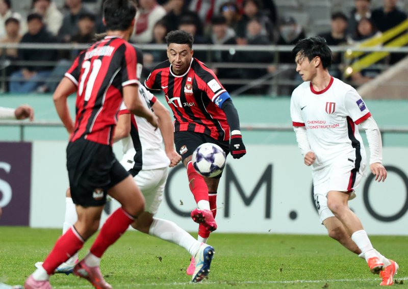 [서울=뉴시스] 조성우 기자 = 4일 오후 서울 마포구 서울월드컵경기장에서 열린 2025-2026 아시아축구연맹(AFC) 챔피언스리그 엘리트(ACLE) 리그 스테이지 4차전 FC서울과 청두 룽청의 경기 전반전, FC서울 제시 린가드가 슛을 시도하고 있다. 2025.11.04. xconfind@newsis.com