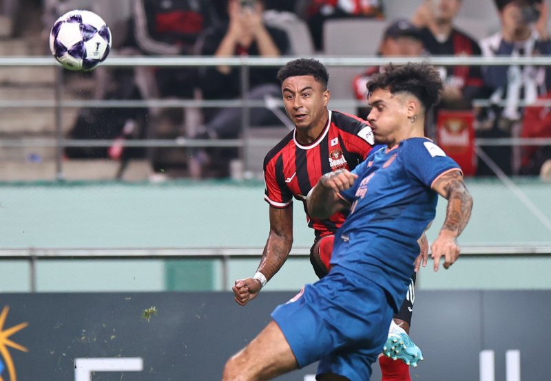 [서울=뉴시스] 최진석 기자 = 30일 오후 서울 마포구 서울월드컵경기장에서 열린 2025~2026시즌 아시아축구연맹(AFC) 챔피언스리그 엘리트(ACLE) 리그 스테이지 2차전 부리람 유나이티드와 FC서울의 경기, FC서울 린가드가 크로스를 올리고 있다. 2025.09.30. myjs@newsis.com