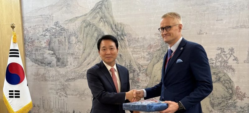 야르노 림넬 나토 기술동향안보소위원회(STCTTS) 위원장(오른쪽)이 최근 방한 기간 성일종 국회 국방위원장과 면담 후 기념촬영을 하고 있다. 나토 의회 홈페이지 갈무리