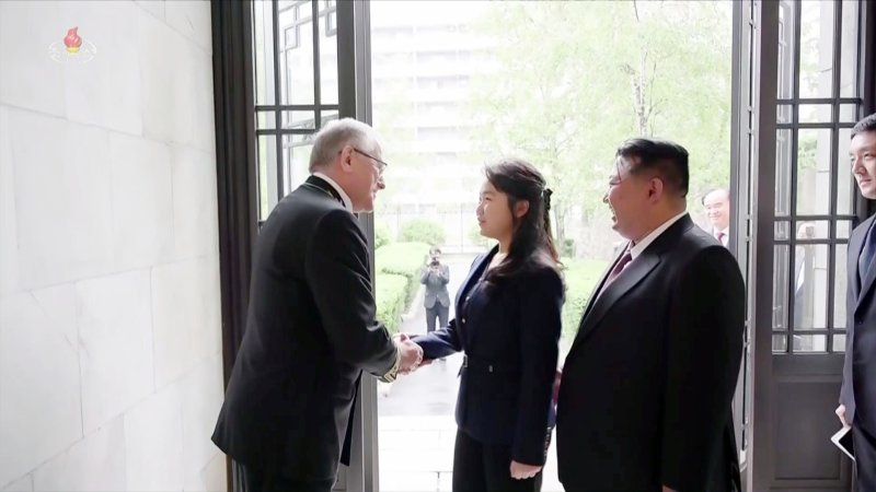 [서울=뉴시스] 김정은 북한 국무위원장이 러시아 전승절 80주년을 맞아 5월 9일 평양 러시아 대사관을 방문했다고 조선중앙TV가 보도하고 있다. 김 위원장 딸 주애가 알렉산드르 마체고라 주북한 러시아 대사와 인사하고 있다. (사진=조선중앙TV 캡처) 2025.12.09. photo@newsis.com *재판매 및 DB 금지