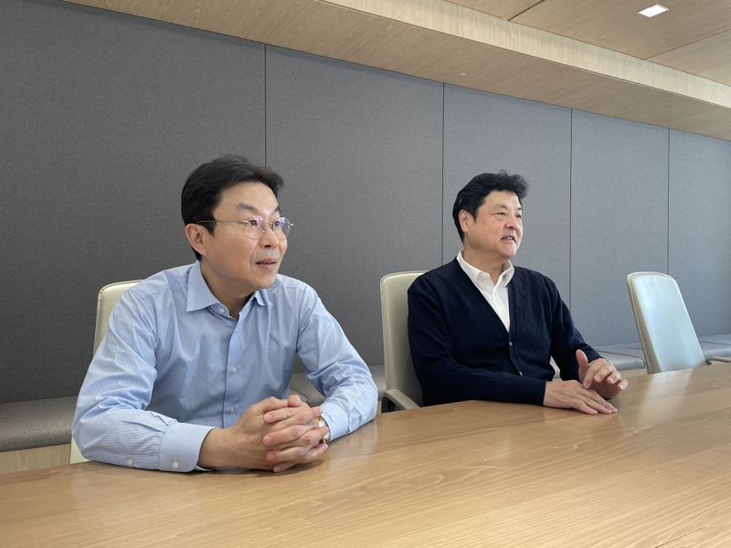 동운아나텍 박정준 전무(왼쪽)와 이연승 전무. 동운아나텍 제공