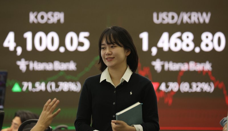 서울 중구 하나은행 딜링룸 전광판에 시황과 원달러 환율이 보이고 있다. ⓒ News1 김명섭 기자