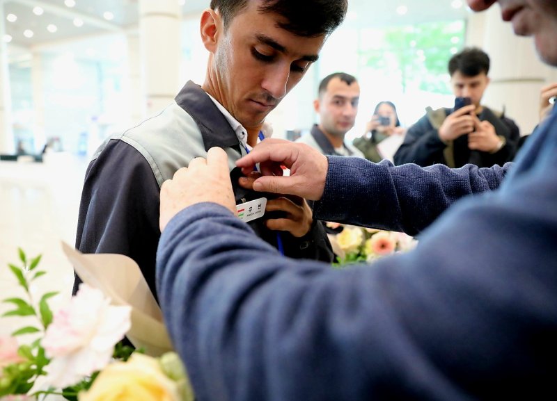 [서울=뉴시스] 22일 인천국제공항에서 타지키스탄 고용허가제 외국인근로자(E-9)의 최초 입국을 기념해 직접 지은 한글 이름표 달아주기 행사가 열리고 있다.(사진=한국산업인력공단 제공) 2025.10.22. photo@newsis.com *재판매 및 DB 금지