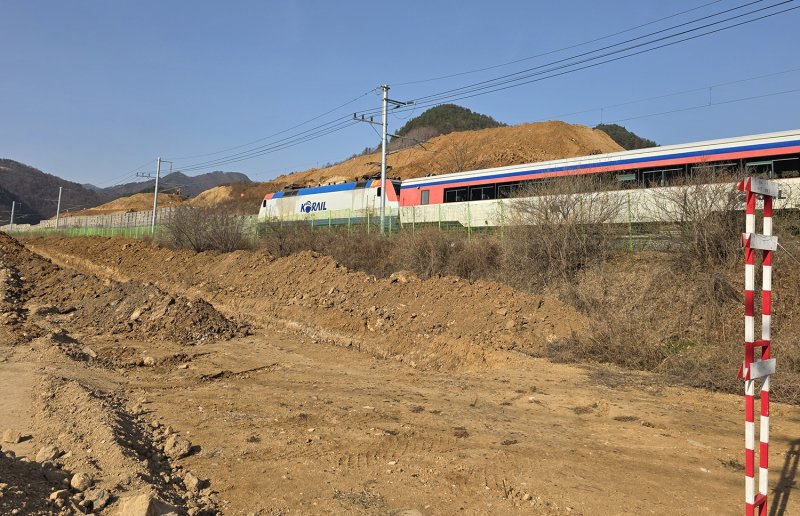 [태백=뉴시스] 홍춘봉 기자=강원도 태백시 철암동에 조성 중인 고터실산업단지 사이로 영동선 철도가 관통하고 있다. 2025.12.08. casinohong@newsis.com *재판매 및 DB 금지