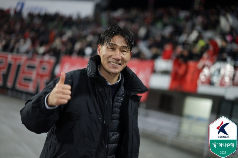 [서울=뉴시스]프로축구 부천FC 승격 꿈 이룬 이영민 감독. (사진=한국프로축구연맹 제공)