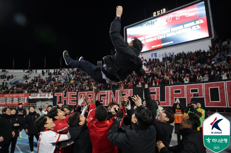 [서울=뉴시스]부천FC 승격 지휘한 이영민 감독. (사진=한국프로축구연맹 제공)