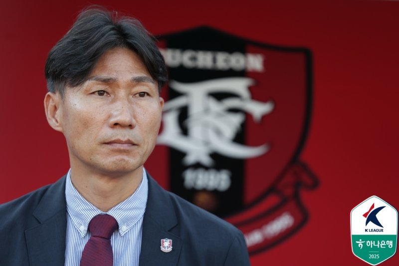 [서울=뉴시스]부천 승격 꿈 이룬 이영민 감독. (사진=한국프로축구연맹 제공)