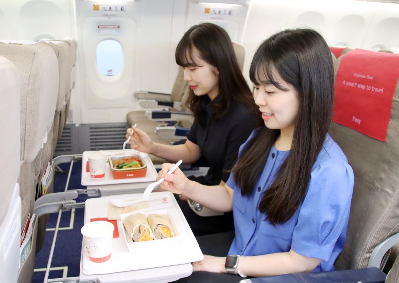 [대구=뉴시스] 9일 식품의약품안전처에 따르면 기내식은 지상에서 조리한 뒤 항공기로 운반되고, 비행 중 다시 재가열해 승객에게 제공된다. 사진은 티웨이항공의 순수 채식 기내식 출시 사진. 해당 사지은 기사와 직접 관련이 없습니다. (사진=티웨이항공 제공) photo@newsis.com *재판매 및 DB 금지