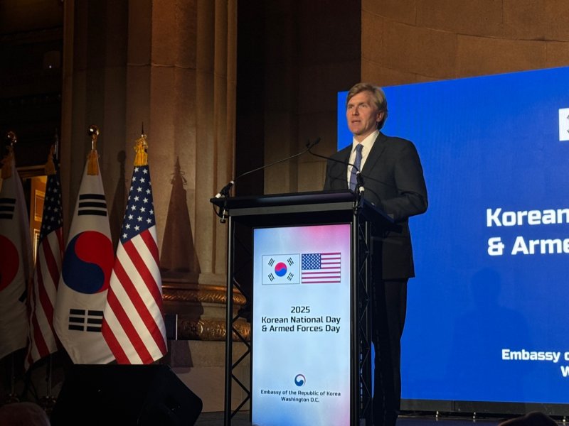 [워싱턴=뉴시스]이윤희 특파원 = 엘브리지 콜비 국방부 정책 담당 차관이 지난달 14일(현지 시간) 미국 워싱턴DC의 앤드루 W. 멜론 오디토리움에서 주미대사관이 개최한 국경절 행사에서 축사하고 있다. 2025.11.15.
