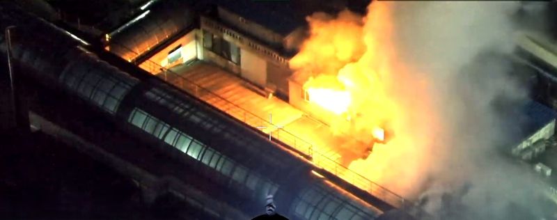 인천 신기시장에서 9일 오전 3시 27분께 화재가 발생해 점포 6곳을 태우고 약 3시간 만에 진화됐다. 인천시소방본부 제공.