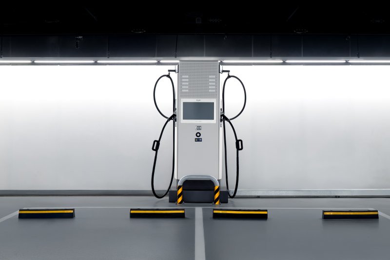 [서울=뉴시스] 고양 현대모터스튜디오에 EV-Q 인증을 획득한 200kW 양팔형 E-pit 충전기가 설치돼 있다. (사진=현대차그룹 제공) 2025.12.9. photo@newsis.com *재판매 및 DB 금지