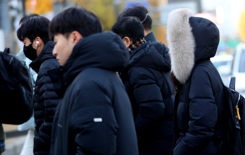 패딩을 입은 시민들이 출근하고 있다. 뉴시스