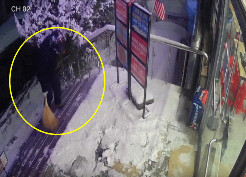 가게 앞 눈 치워주고 떠난 배달기사, CCTV 봤더니...