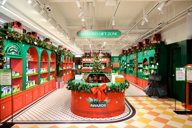 12월 올영세일 기간(11월 30일~12월 6일) 구매 데이터를 분석한 결과 집에서 간편하게 가꾸는 '셀프 뷰티' 트렌드가 강화되고 스킨케어에서 주목받던 성분을 식품으로 소비하는 '액티브 이너뷰티' 흐름이 본격화한 것으로 나타났다.(CJ올리브영제공)