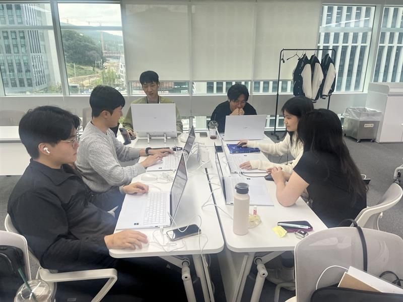 KT의 청년도약 멤버십 프로그램인 'KT 에이블스쿨'에 참여한 청년들이 미니 프로젝트를 진행하고 있다. 한국경영자총협회 제공.