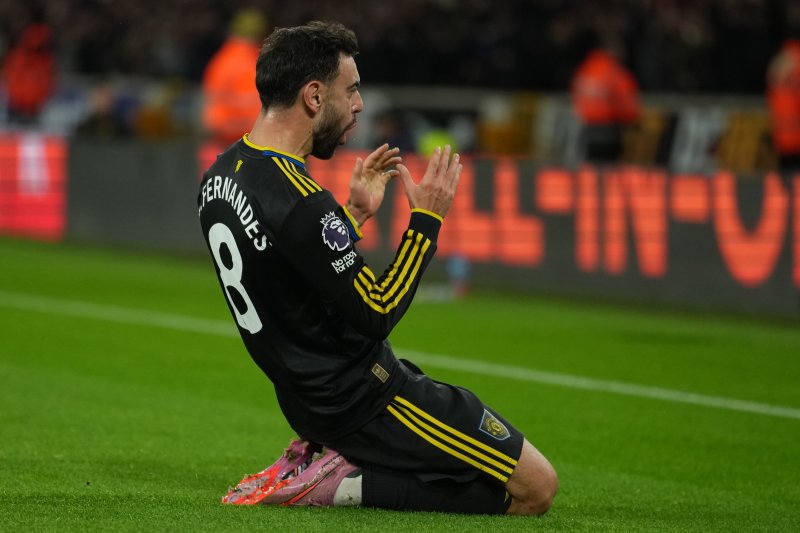 [울버햄프턴=AP/뉴시스] 맨체스터 유나이티드(맨유)의 브루노 페르난데스가 8일(현지 시간) 영국 울버햄프턴 몰리뉴 스타디움에서 열린 2025-26 프리미어리그 15라운드 울버햄프턴 원더러스와 경기 전반 25분 선제골을 넣고 세리머니하고 있다. 페르난데스는 2골 1도움을 기록하며 팀의 4-1 승리를 이끌었다. 황희찬이 결장한 울버햄프턴은 개막 이후 2무 13패로 최하위에 머물고 있다. 2025.12.09.