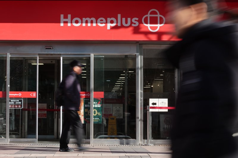 국내 유통업계가 홈플러스에 납품할 물량을 줄이거나 아예 중단하는 등 '홈플러스 엑소더스' 현상을 보이고 있다. 업계에 따르면 아모레퍼시픽과 삼양식품은 올해 하반기부터 홈플러스에 대한 납품을 중단했다. 사진은 8일 서울 시내 한 홈플러스 매장의 모습. 2025.12.8/뉴스1 ⓒ News1 김성진 기자