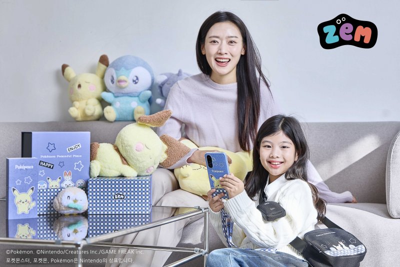 SKT 모델들이 키즈폰 신제품 '젬폰 포켓피스'을 소개하고 있다. SK텔레콤 제공