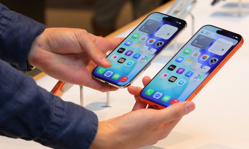 [서울=뉴시스] 김혜진 기자 = 19일 서울 중구 명동 애플스토어에서 고객들이 애플 신제품 아이폰17 시리즈를 살펴보고 있다. 2025.09.19. jini@newsis.com