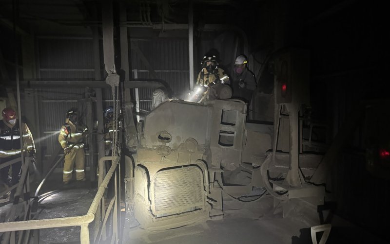 [경주=뉴시스] 경북 경주시 강동면 비철 금속제련 공장 화재 현장. (사진=경북소방본부 제공) 2025.12.09. photo@newsis.com