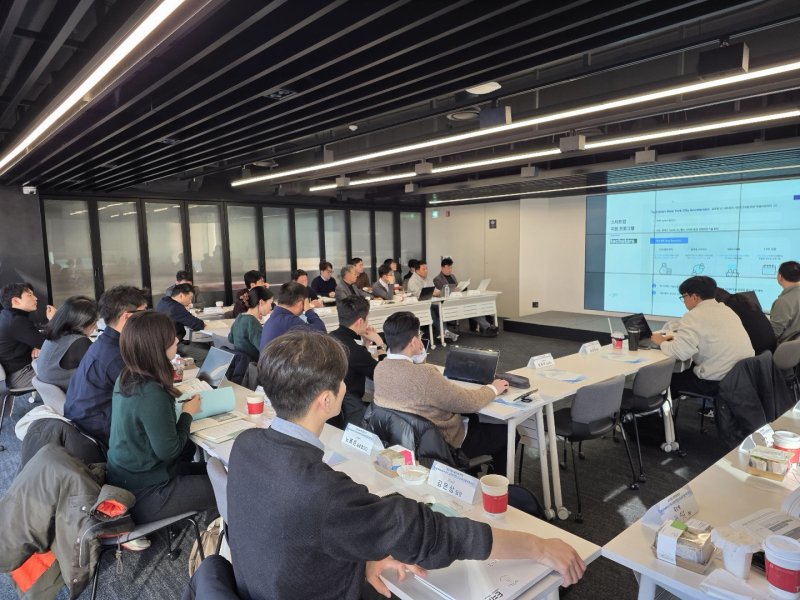 [서울=뉴시스] 한국인공지능·소프트웨어산업협회(KOSA)가 전날 서울 강남구 드리움에서 국내 인공지능(AI)·소프트웨어(SW) 기업의 미국 시장 진출을 지원하기 위한 '미국 진출 협의회'를 발족하고 전략 세미나를 개최했다고 9일 밝혔다. (사진=KOSA 제공) *재판매 및 DB 금지