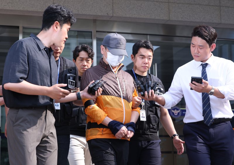 사제 총기 살해 사건 피의자 A 씨(62·남)가 30일 오전 인천논현경찰서에서 검찰로 송치되고 있다. A씨는 지난 20일 오후 9시 31분께 인천시 연수구 송도 아파트에서 사제 총기로 산탄을 발사해 아들 B씨를 살해한 혐의를 받고 있다. 2025.7.30/뉴스1 ⓒ News1 박지혜 기자