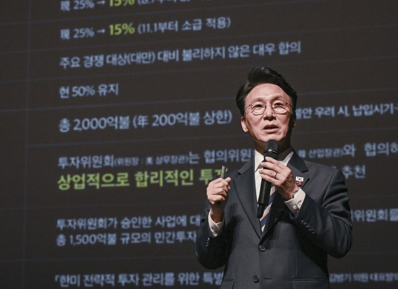 [광주=뉴시스] 김민석 국무총리가 4일 광주 서구 서빛마루 문화예술회관에서 광주시민들을 대상으로 국정설명회를 하고 있다. (사진 = 광주·전남사진기자단) 2025.12.04. photo@newsis.com