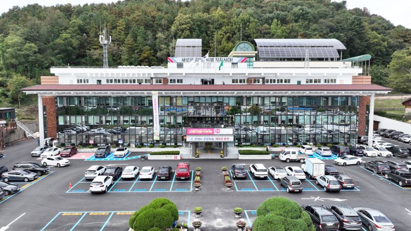 홍천군청 전경.