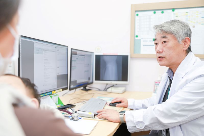 강릉아산병원 소아청소년과 박기영 교수가 환아의 보호자에게 올바른 비타민 D 섭취 방법을 설명하고 있다. 강릉아산병원 제공