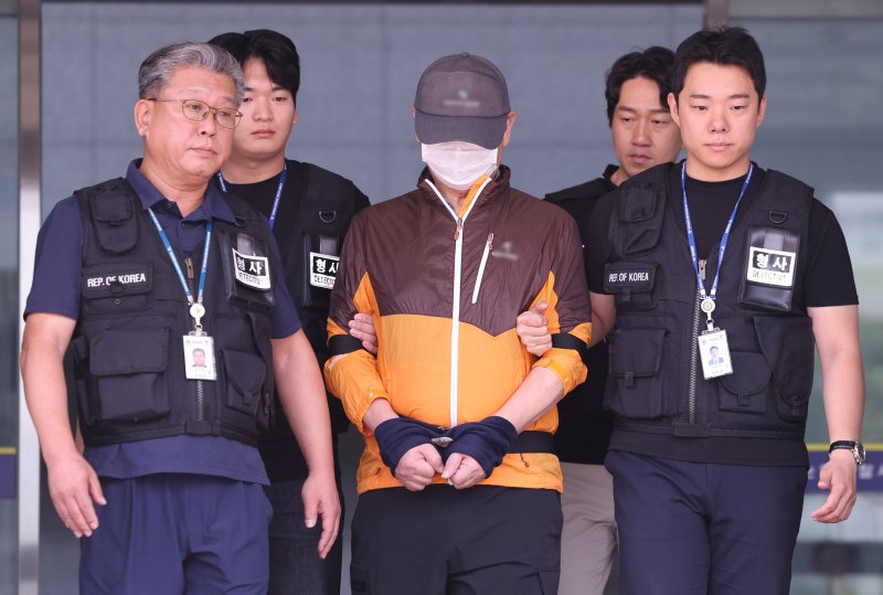 사제 총기 살해 사건 피의자 A 씨가 30일 오전 인천논현경찰서에서 검찰로 송치되고 있다. A씨는 지난 7월 20일 오후 9시 31분께 인천시 연수구 송도 아파트에서 사제 총기로 산탄을 발사해 아들 B씨를 살해한 혐의를 받고 있다. 2025.7.30/뉴스1 ⓒ News1 박지혜 기자