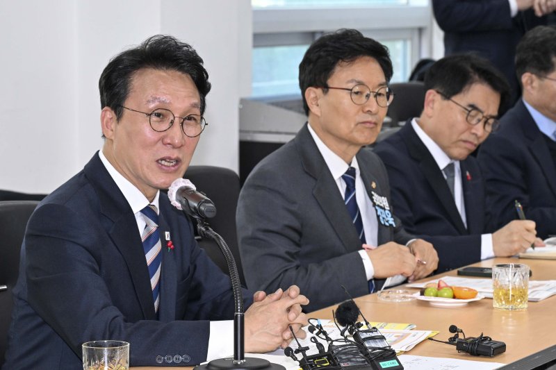 [광주=뉴시스] 김민석 국무총리가 4일 광주 남구 노대동 빛고을 노인건강타운을 방문, 관계자들과 가진 간담회에서 인사말을 하고 있다. (사진 = 광주·전남사진기자단) 2025.12.04. photo@newsis.com