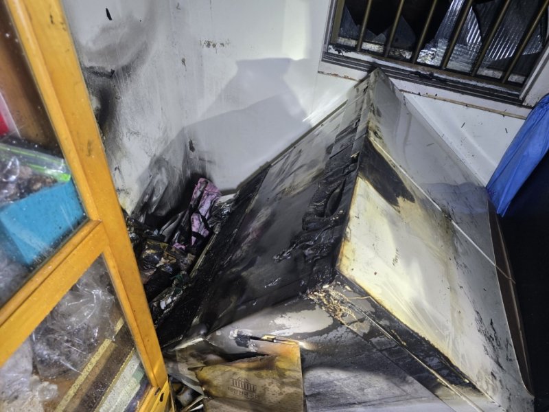 [부천=뉴시스] 김치냉장고 불에 탄 모습. (사진=부천소방서 제공) 2025.12.09. photo@newsis.com