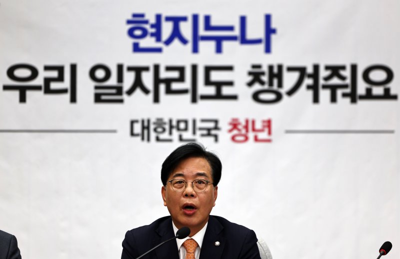 [서울=뉴시스] 김명년 기자 = 송언석 국민의힘 원내대표가 9일 오전 서울 여의도 국회에서 열린 원내대책회의서 발언하고 있다. 2025.12.09. kmn@newsis.com