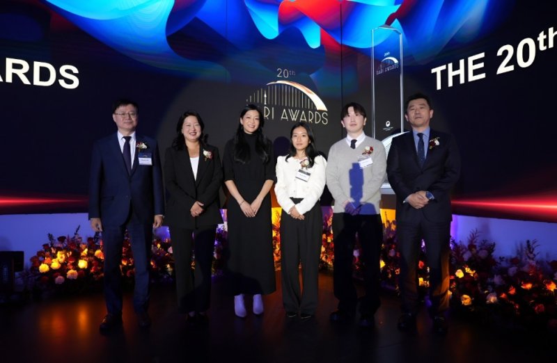 랜딩인터내셔널은 제20회 다리어워드(Dari Awards)에서 '올해의 우수 비즈니스 파트너십' 수상자로 선정돼 문화체육관광부 장관 표창장을 받았다. 사진왼쪽 두 번째 정새라 랜딩인터내셔날 대표. (랜딩인터내셔날 제공)