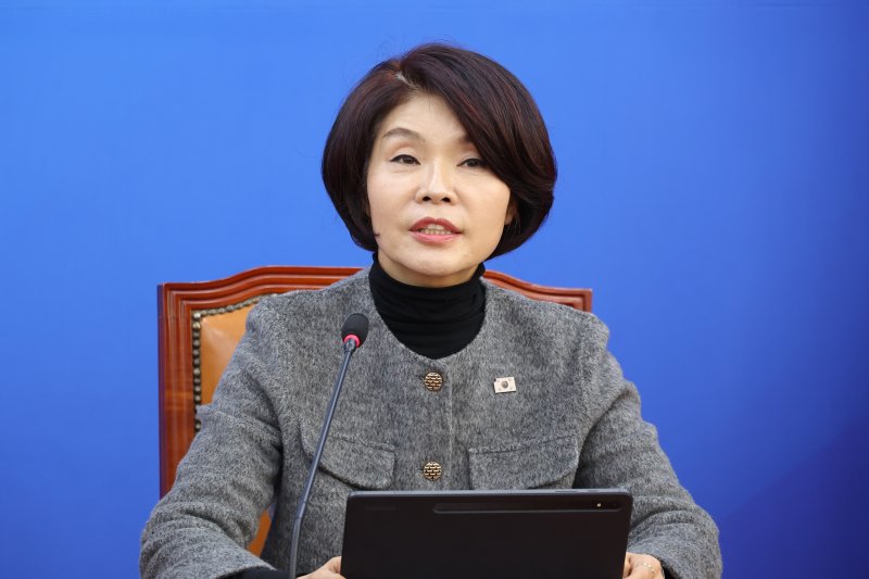 한정애 더불어민주당 정책위의장이 9일 국회에서 열린 원내대책회의에서 발언하고 있다. 연합뉴스