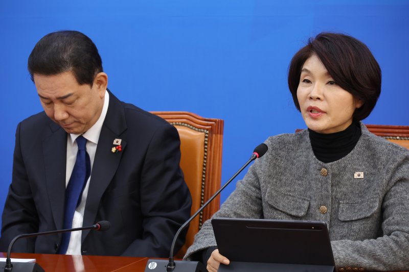 한정애 더불어민주당 정책위의장이 9일 국회에서 열린 원내대책회의에서 발언하고 있다. 연합뉴스