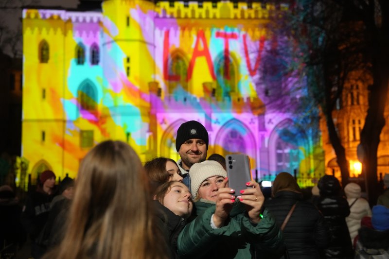 [리가=신화/뉴시스]라트비아의 질병통제예방센터(CDC)가 12월 9일부터 독감대유행을 경고하면서 백신 접종이 유일한 예방책이라고 권고했다. 사진은 지난 11월 17일 라트비아 리가에서 ‘리가 빛 축제 2025’가 열려 시민들이 셀카를 찍고 있는 광경. 2025.12. 09.