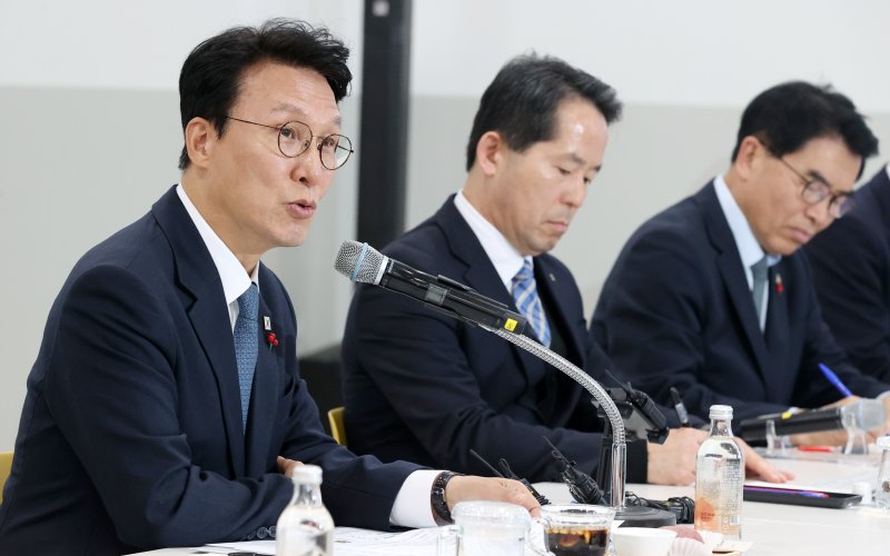 김민석 국무총리가 5일 전북 익산시 한국식품산업클러스터진흥원 청년식품창업센터에 방문해 청년식품 기업 대표들과 간담회를 하고 있다. (전북사진기자단) 2025.12.5/뉴스1