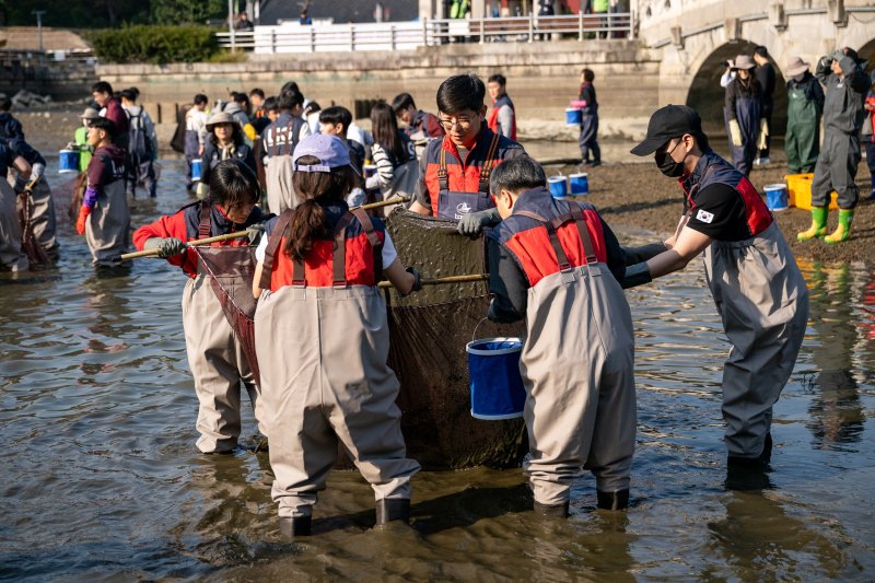 [서울=뉴시스] 네오위즈홀딩스 임직원이 사회공헌 활동 '2025 오색오감(五色五感)'을 마쳤다고 9일 밝혔다. (사진=네오위즈 제공) *재판매 및 DB 금지
