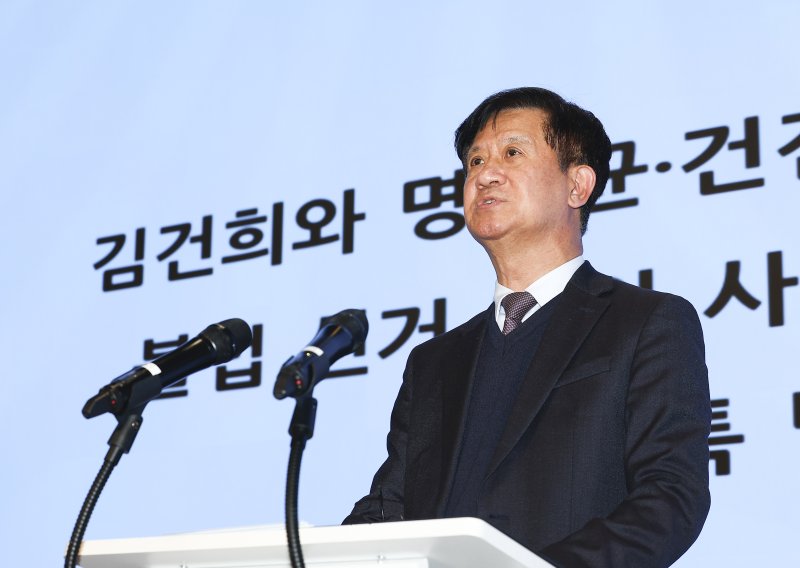 [서울=뉴시스] 김근수 기자 = 김건희 여사 의혹을 수사하는 민중기 특별검사팀의 박노수 특검보가 지난 4일 서울 종로구 KT광화문빌딩 웨스트에 마련된 사무실에서 브리핑을 하고 있다. 2025.12.04. ks@newsis.com