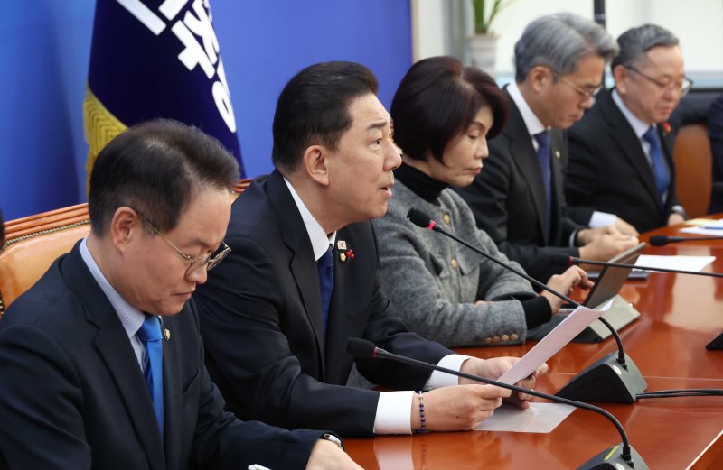 김병기 더불어민주당 원내대표가 9일 국회에서 열린 원내대책회의에서 발언을 하고 있다. 뉴시스