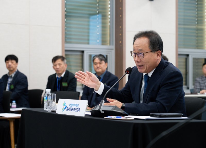 지난 1일 김석준 부산교육감이 중학교 교감과의 대화 모습.(부산시교육청 제공. 재판매 및 DB금지)