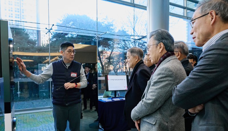 [서울=뉴시스]LG전자 가산 R&D 캠퍼스 설립 50주년 기념식에 참석한 전·현직 임원들이 최신 LG 워시타워에 대한 설명을 듣고 있다. 오른쪽부터 송대현 전 사장, 신문범 전 사장, 김쌍수 전 부회장. (사진 = 업체 제공) 2025.12.09. photo@newsis.com *재판매 및 DB 금지