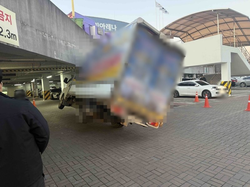 지난 8일 강원 원주 명륜동 원주종합체육관 차량 끼임 사고.(강원도소방본부 제공, 재판매 및 DB 금지) 2025.12.9/뉴스1