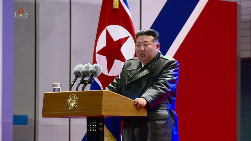 [서울=뉴시스] 김정은 국무위원장이 지난 28일 제2공군사단 59길영조영웅연대 갈마비행장에서 진행된 조선인민군 공군창설 80돌 기념행사에 참석했다고 조선중앙TV가 30일 보도했다. 이번 행사에는 딸 주애가 동반했으며 김 위원장은 길영조 영웅의 반신상을 찾아 헌화하고 김광혁 공군사령관, 엄주호 정치위원을 만난 후 전체 공군 장병들에게 축하를 전했다. 공군시위비행도 참관 및 명사십리극장에서 열린 기념공연도 관람했다. (사진=조선중앙TV 캡처) 2025.11.30. photo@newsis.com *재판매 및 DB 금지