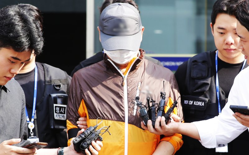 [인천=뉴시스] 지난 7월30일 오전 인천 남동구 논현경찰서에서 사제총기로 아들을 살해한 혐의 등으로 경찰에 구속된 60대가 검찰에 송치되고 있다. (사진=뉴시스 DB). photo@newsis.com