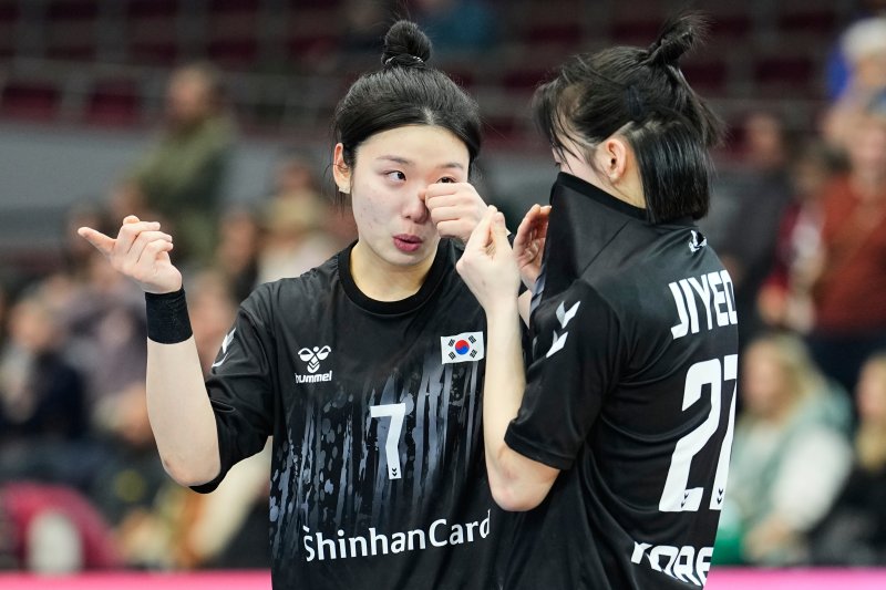 [도르트문트=AP/뉴시스] 한국 여자 핸드볼 대표팀의 이원정과 전지연. 2025.12.03.