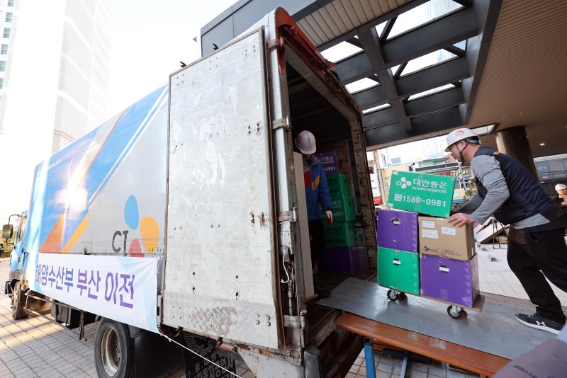 [부산=뉴시스] 하경민 기자 = 해양수산부가 세종에서 부산 동구 IM빌딩(본관)·협성타워(별관) 임시청사로 단계적 이전을 시작한 가운데 9일 이사업체 관계자들이 첫 이삿짐을 부산 본관 건물로 옮기고 있다. 해수부 이전을 위한 이사는 약 2주 간에 걸쳐 5t 트럭 249대와 하루 60여 명의 인력을 투입해 실국별로 순차적으로 진행된다. 2025.12.09. yulnetphoto@newsis.com