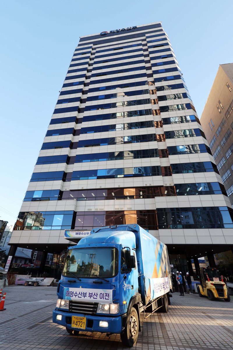 [부산=뉴시스] 하경민 기자 = 해양수산부가 세종에서 부산 동구 IM빌딩(본관)·협성타워(별관) 임시청사로 단계적 이전을 시작한 가운데 9일 첫 이삿짐을 실은 차량이 부산 본관 건물로 들어서고 있다. 해수부 이전을 위한 이사는 약 2주 간에 걸쳐 5t 트럭 249대와 하루 60여 명의 인력을 투입해 실국별로 순차적으로 진행된다. 2025.12.09. yulnetphoto@newsis.com